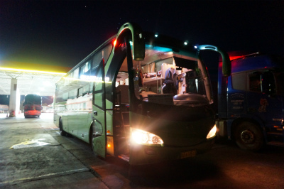 新疆ウイグル自治区観光旅行記＠カザフスタンのアルマティ（アルマトイ）行きの国際バスが給油のため休憩