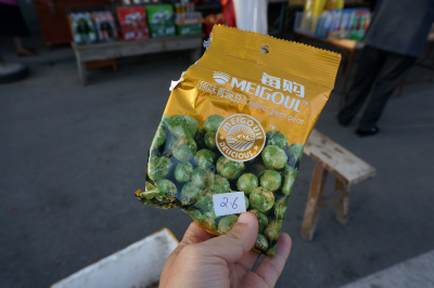 新疆ウイグル自治区観光旅行記＠中国とカザフスタンの国境の町、霍爾果斯（霍尔果斯）付近で小休憩。緑豆を購入