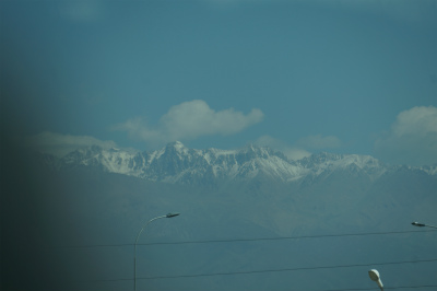 中国＆カザフスタン観光旅行記＠カザフスタンの出入国管理所から北の山脈を眺める