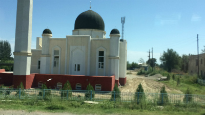 中国＆カザフスタン観光旅行記＠カザフスタン、ホルゴス（Хоргос）からアルマトイ（アルマティ、Алматы）へ向かう途中の高速バスからの車窓風景。イスラム教寺院のモスク