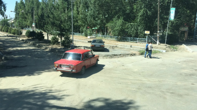 中国＆カザフスタン観光旅行記＠カザフスタン、ピトジム（Пиджим）郊外の風景。古い車が印象的！