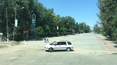 中国＆カザフスタン観光旅行記＠カザフスタン、ピトジム（Пиджим）郊外の風景。古い車が印象的！