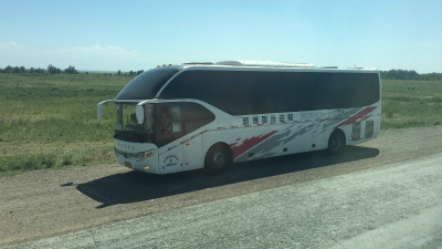 中国＆カザフスタン観光旅行記＠カザフスタン、ジャルケント（Жаркент）、コクタル（Көктал）郊外の風景。別の中国からの高速バスを見かけた