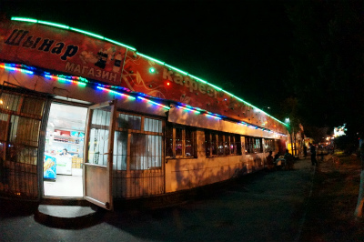 カザフスタン観光旅行記＠アルマトイ（アルマティ、Алматы）のサイラン長距離バスステーション（Автовокзал Сайран）付近の売店