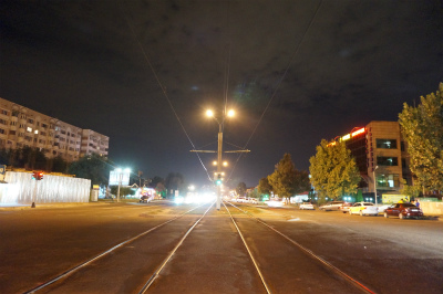 カザフスタン観光旅行記＠夜のアルマトイ（アルマティ、Алматы）をホテル探しつつや観光。鉄道を横切る