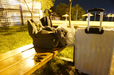 カザフスタン観光旅行記＠夜のアルマトイ（アルマティ、Алматы）、サイラン貯水池（Сайран көлі）傍の公園のベンチで一夜を明かす事にした