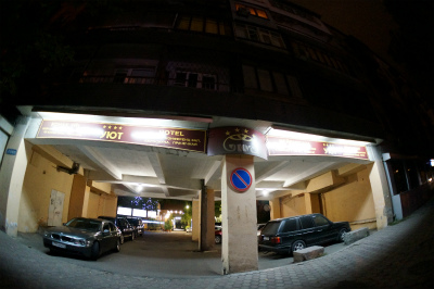カザフスタン観光旅行記＠夜のアルマトイ（アルマティ、Алматы）、サイラン貯水池（Сайран көлі）から悪徳警察官にお金を要求されつつ、ユイットホテル、Уют Hotel（Гостиница Уют）という4つ星ホテルへ連れて来られる