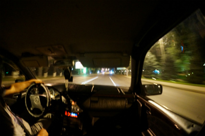 カザフスタン観光旅行記＠夜のアルマトイ（アルマティ、Алматы）で初めてタクシーを拾い、何とかたどたどしいロシア語とメモが通じたので、1000テンゲでサイラン長距離バスステーション（Автовокзал Сайран）へと連れてってもらう