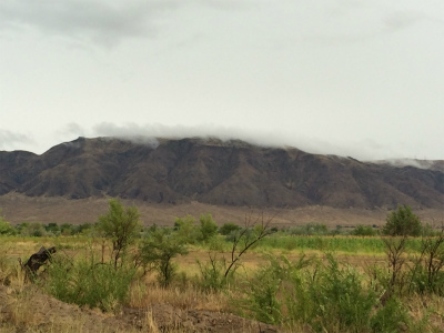 カザフスタン＆中国旅行記＠アルマティ（Алматы）の郊外、雨の砂漠、農地から山を眺める