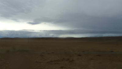 カザフスタン＆中国旅行記＠アルマティ（Алматы）郊外の雨の降る荒涼とした砂漠と大地の風景を眺める
