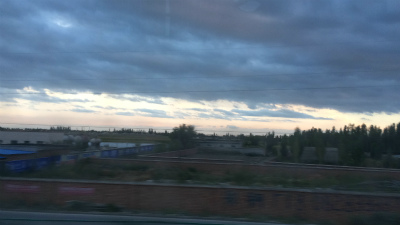 中国・イリ・カザフ族自治州旅行記＠霍爾果斯口岸（霍尔果斯）からイリ・カザフ族自治州（伊犁哈萨克自治州）の中心地、伊寧市へ向かう高速バスからの車窓風景