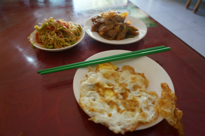 イリ・カザフ族自治州（伊犁哈萨克自治州）観光旅行記＠伊寧市のウイグル族の食堂で初の朝食