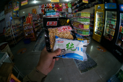 イリ・カザフ族自治州（伊犁哈萨克自治州）観光旅行記＠伊寧駅で昼食のピーナッツと牛乳を購入