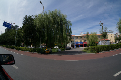 イリ・カザフ族自治州（伊犁哈萨克自治州）観光旅行記＠イリ河（伊犁河）大橋（新橋）へタクシーで移動。伊寧市内の風景