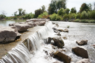 イリ・カザフ族自治州（伊犁哈萨克自治州）観光旅行記＠イリ河（伊犁河）の川辺と小さな滝