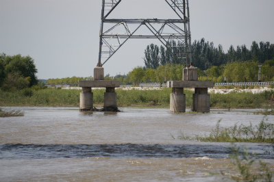 イリ・カザフ族自治州（伊犁哈萨克自治州）観光旅行記＠イリ河（伊犁河）大橋（新橋）傍に古い橋桁が見えた