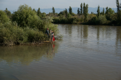 イリ・カザフ族自治州（伊犁哈萨克自治州）観光旅行記＠イリ河（伊犁河）とイリ河（伊犁河）大橋（新橋）付近で投げ網をして魚を捕る人達