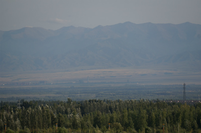 イリ・カザフ族自治州（伊犁哈萨克自治州）観光旅行記＠イリ河（伊犁河）大橋（新橋）の上から南の山脈を眺める