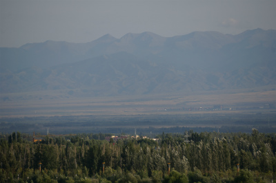 イリ・カザフ族自治州（伊犁哈萨克自治州）観光旅行記＠イリ河（伊犁河）大橋（新橋）の上から南の山脈を眺める