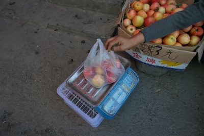 イリ・カザフ族自治州（伊犁哈萨克自治州）観光旅行記＠伊寧市の军垦路便民市场（軍墾路便民市場）の果物屋で1㎏3元でリンゴを購入