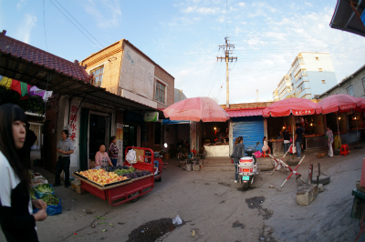 新疆ウイグル自治区観光旅行記＠伊寧市の军垦路便民市场（軍墾路便民市場）の風景