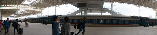 中国旅行記＠伊寧駅のホームをパノラマ撮影