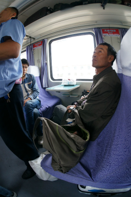 中国旅行記＠伊寧から蘭州へ、人生初の席無しでの1泊2日の列車の旅に挑戦。先ずは席取り＆荷物置き場確保に奔走す