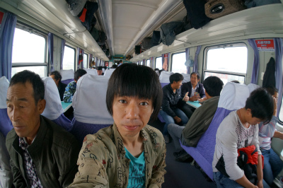 中国旅行記＠伊寧から蘭州まで列車で乗り鉄。席取り＆荷物置き場確保後、記念撮影