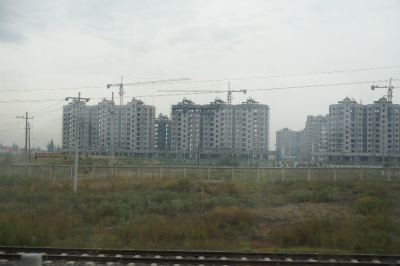 中国旅行記＠伊寧から蘭州へ列車の旅、乗り鉄。第一日目の伊寧市郊外の車窓風景