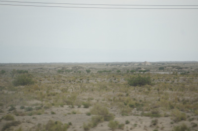 新疆ウイグル自治区観光旅行記＠伊寧から蘭州へ列車の旅、乗り鉄。第一日目の車窓風景。荒涼とした台地が広がる
