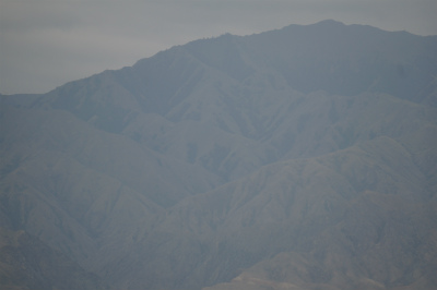 新疆ウイグル自治区観光旅行記＠伊寧から蘭州へ列車の旅、乗り鉄。第一日目の車窓風景。山を望遠レンズで撮影