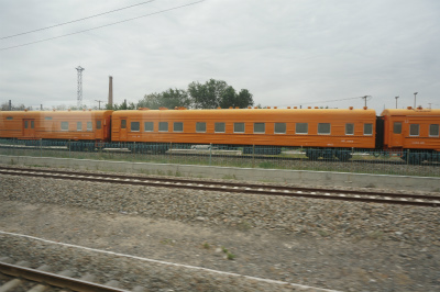 中国旅行記＠伊寧から蘭州へ列車の旅、乗り鉄。第一日目の車窓風景。珍しいオレンジの列車の車両を目撃