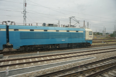 中国旅行記＠伊寧から蘭州へ列車の旅、乗り鉄。第一日目の車窓風景。青い列車の牽引車両
