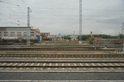 中国旅行記＠伊寧から蘭州へ列車の旅、乗り鉄。第一日目の車窓風景。整然とした鉄道