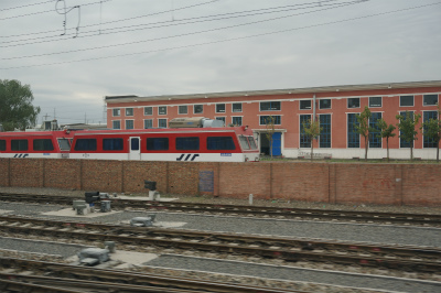 中国旅行記＠伊寧から蘭州へ列車の旅、乗り鉄。第一日目の車窓風景。赤と白の「金鷹」の文字が見える列車の牽引車両