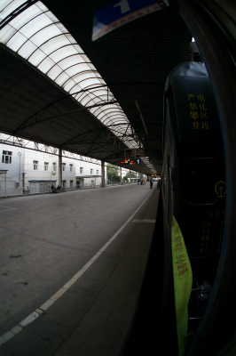 中国旅行記＠伊寧から蘭州へ列車の旅、乗り鉄。第一日目、ウルムチ南駅のホーム
