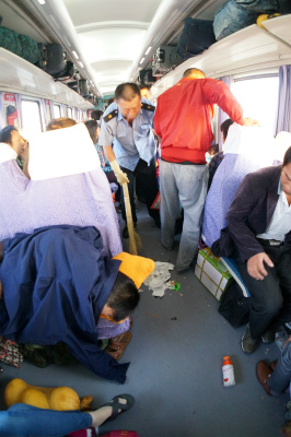 中国旅行記＠伊寧から蘭州へ列車の旅、乗り鉄。第二日目の列車内の様子。車掌さんが掃除をしていた