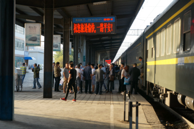 中国旅行記＠伊寧から蘭州へ列車の旅、乗り鉄の第二日目。嘉峪関駅のホーム