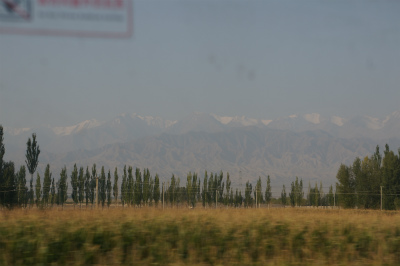 中国旅行記＠伊寧から蘭州へ列車の旅、乗り鉄。第二日目の車窓風景。冠雪した天山山脈が見える