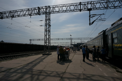 中国旅行記＠伊寧から蘭州へ列車の旅、乗り鉄。第二日目、どこかの駅のホームで小休憩