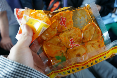 中国旅行記＠伊寧から蘭州へ列車の旅、乗り鉄。第二日目の朝食で素鶏（豆腐製品）を食す