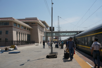 中国旅行記＠伊寧から蘭州へ列車の旅、乗り鉄。第二日目、どこかの駅で小休憩