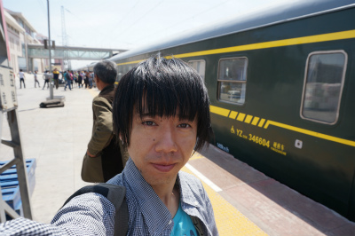 中国旅行記＠伊寧から蘭州へ列車の旅、乗り鉄。第二日目、どこかの駅で記念撮影
