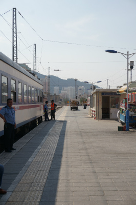 中国旅行記＠伊寧から蘭州へ列車が到着！蘭州駅のホーム