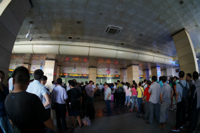 中国旅行記＠伊寧から蘭州へ列車が到着！蘭州駅の切符売り場で上海行の列車の切符購入の為並ぶ