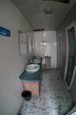 中国旅行記＠蘭州の西驛（驿）国際青年旅舎、ユースホステルの四階、シャワーと洗面所