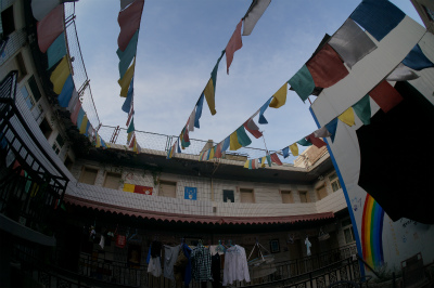 中国旅行記＠蘭州の西驛（驿）国際青年旅舎、ユースホステルの四階にはチベット仏教のタルチョが旗めいていた