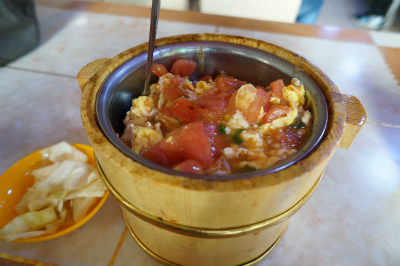 中国旅行記＠蘭州で生き返り、ユースホステル＆黄河付近の食堂で夕飯に卵とトマトの桶飯を食す