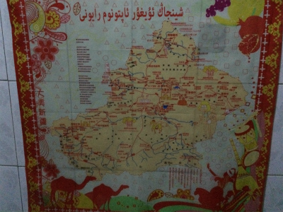 中国旅行記＠蘭州の西驛（驿）国際青年旅舎、ユースホステルの廊下の壁に掲げられている甘粛省の地図
