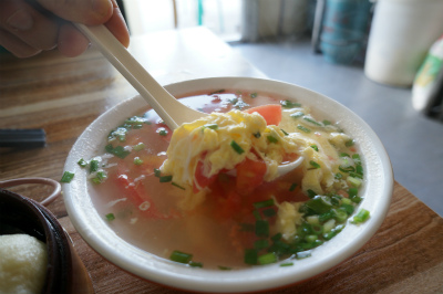 中国旅行記＠蘭州の西驛（驿）国際青年旅舎、ユースホステル付近の杭州風味の料理が食べられる食堂でユースを旅立つ女性と朝食を食す。これはトマトと卵のスープ